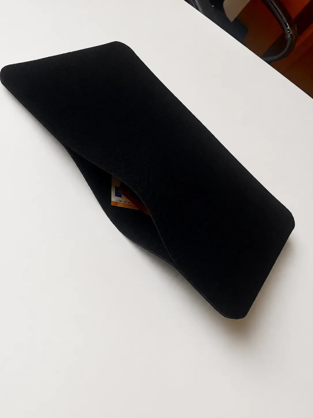Tapis cachette noir pour voiture posé à plat